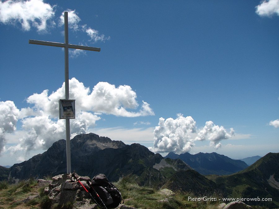 Valcorte 146.jpg - La croce sullo sfondo dell'Arera